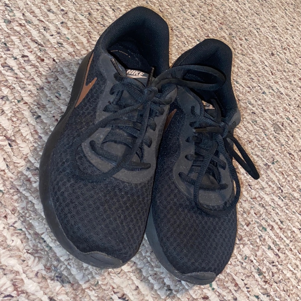 nike tennis shoes
